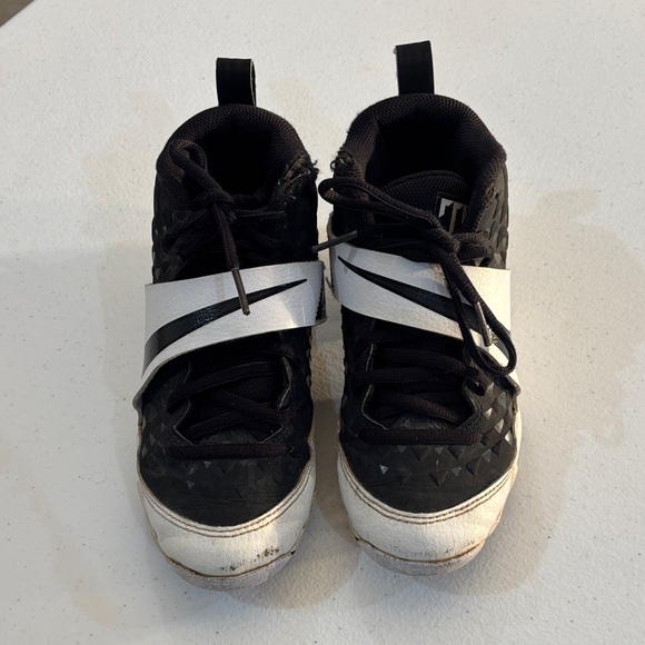 Nike Kids Black and White cleats - Picture 1 of 4